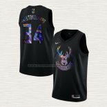 Camiseta Giannis Antetokounmpo NO 34 Milwaukee Bucks Iridescent Logo Negro